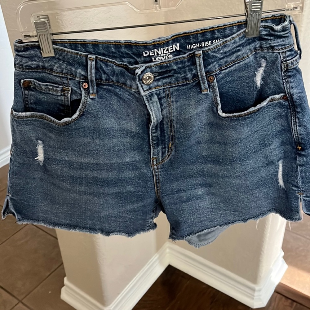 Levi’s Denizen high rise medium wash blue distressed denim shorts 3” Size 6